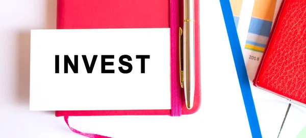 사무실 책상에 메모지 텍스트 Invest — 스톡 사진