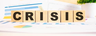 Tahta küplerle ilgili Kriz kelimesi. Arka plan bir iş grafikleri. Finans kavramı