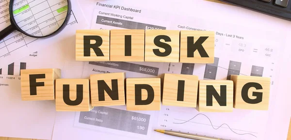 Cubos Madeira Com Letras Mesa Escritório Texto Risk Funding Conceito — Fotografia de Stock