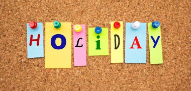 Mantar panoya yapıştırılmış çok renkli notlar. Kelime bayramı. Çalışma alanı.