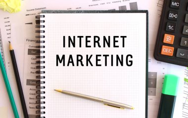 Ofis masasında, hesap makinesi ve ofis malzemelerinin yanında internetten yazılmış bir not..