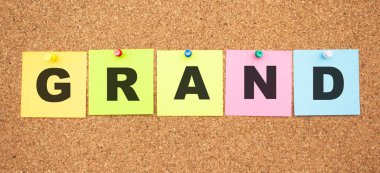 Mantar panoya yapıştırılmış çok renkli notlar. Kelime büyüklüğü.