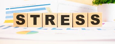 Tahta küplerle ilgili stres kelimesi. Arka plan bir iş grafikleri. Finans kavramı