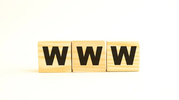 Η λέξη WWW. Ξύλινοι κύβοι με γράμματα που απομονώνονται σε λευκό φόντο. — Φωτογραφία Αρχείου