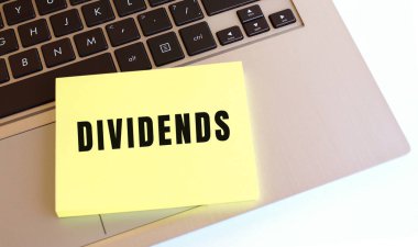 Not defteri dizüstü bilgisayarın klavyesinde DiVIDENDS metni var. En az çalışma alanı.