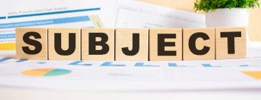 Tahta küplerle ilgili SuBJECT kelimesi. Arka plan bir iş grafikleri. Finans kavramı