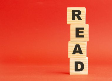 Sözcükleri okunmuş tahta küpler. Tasarım ve konseptin için. Kırmızı arka planda tahta küpler. Solda boş alan.