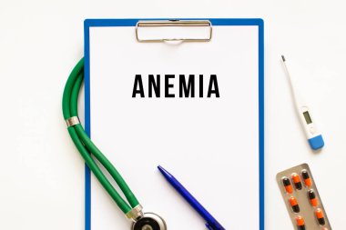 Dosyadaki steteskopla ANEMIA 'e mesaj at. Tıbbi konsept fotoğrafı