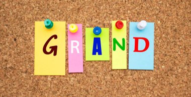 Mantar panoya yapıştırılmış çok renkli notlar. Sözüm söz. Çalışma alanı.