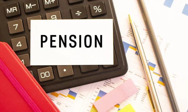 Pension Κείμενο Λευκή Κάρτα Μεταλλικό Στυλό Αριθμομηχανή Και Οικονομικά Διαγράμματα — Φωτογραφία Αρχείου