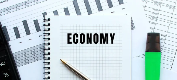 Texto Economía Página Bloc Notas Que Encuentra Los Gráficos Financieros —  Fotos de Stock