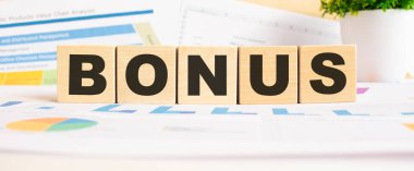 Tahta küplerle ilgili BONUS kelimesi. Arka plan bir iş grafikleri. Finans kavramı