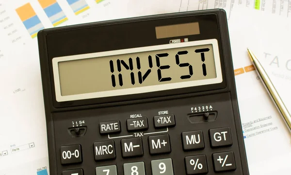 Una Calculadora Etiquetada Invest Encuentra Los Documentos Financieros Oficina Concepto —  Fotos de Stock