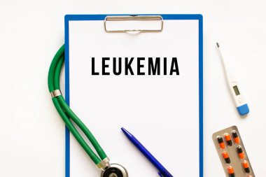 Dosyadaki steteskopla LEUKEMIA 'ya mesaj at. Tıbbi konsept fotoğrafı