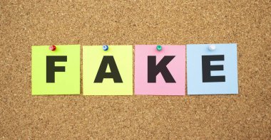 Mantar panoya yapıştırılmış çok renkli notlar. Kelime oyunu. Çalışma alanı.