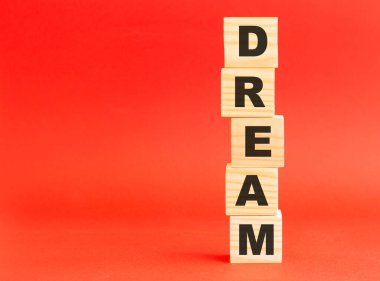 Kelimesi kelimesine rüya olan tahta küpler. Tasarım ve konseptin için. Kırmızı arka planda tahta küpler. Solda boş alan.