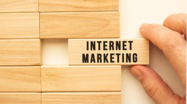 Elleri tahta bir küp tutuyor. İnternetteki işaretleme metniyle Jenga. Pozitif düşünce konsepti