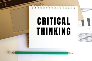 Bilgisayar klavyesinde CRITICAL düşüncesi olan bir not var. En az çalışma alanı.