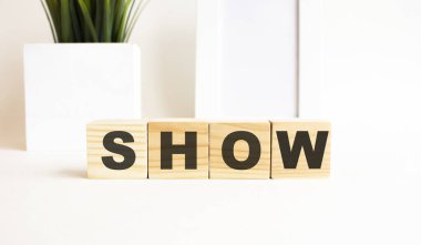 Beyaz bir masanın üzerinde harfler olan tahta küpler. Kelime 