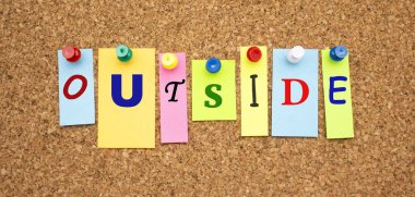 Mantar panoya yapıştırılmış harflerle renklendirilmiş notlar. Sözüm meclisten dışarı. Çalışma alanı.