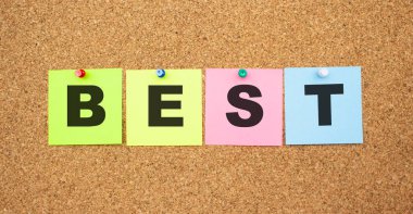 Mantar panoya yapıştırılmış harflerle renklendirilmiş notlar. En iyisi. Çalışma alanı.