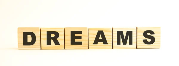 Das Wort Träume Holzwürfel Mit Buchstaben Isoliert Auf Weißem Hintergrund — Stockfoto