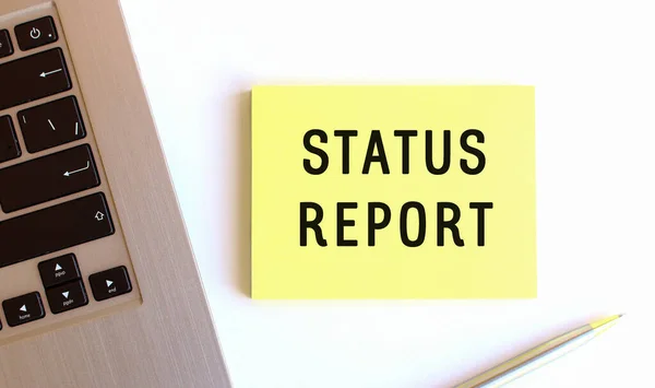 Scritta Status Report Sulle Note Adesive Gialle Vicino Laptop Sulla — Foto Stock