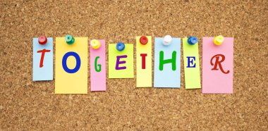 Tahtaya yapıştırılmış harflerle renklendirilmiş notlar. Sözüm söz. Çalışma alanı.