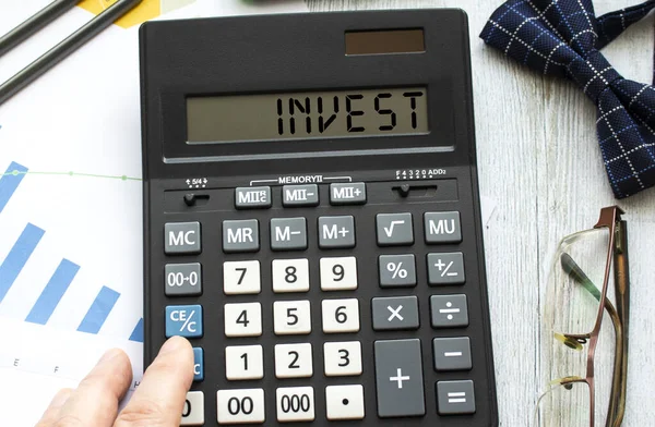Калькулятор Надписью Invest Находится Финансовых Документах Офисе — стоковое фото