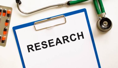 Dosyadaki steteskopla yeniden arama mesajı gönder. Tıbbi konsept fotoğrafı