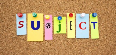 Tahtaya yapıştırılmış harflerle renklendirilmiş notlar. Kelime altlığı. Çalışma alanı.