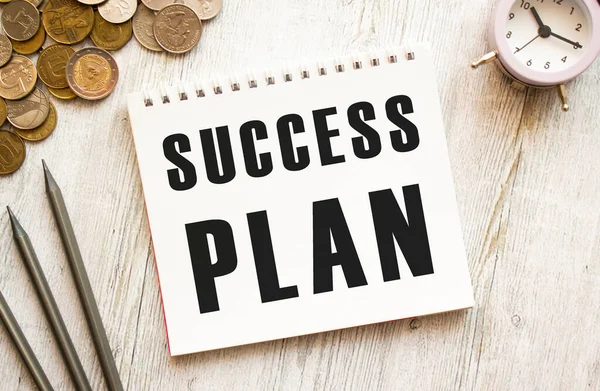 Success Plan Tekst Een Kladblok Munten Zijn Verspreid Potloden Een — Stockfoto