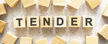 TENDER sözcüğü ahşap küplerden oluşur, arkaplandaki en üst görünüm. Çalışma alanı.