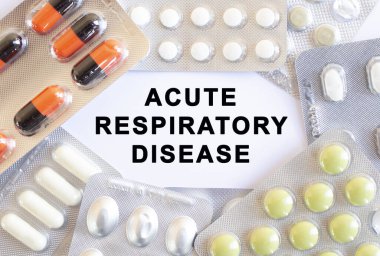 Beyaz arkaplandaki Acutte Respiratory Hastalığı 'na mesaj at. Etrafta farklı ilaçlar var. Tıbbi konsept.