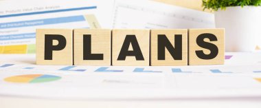 Tahta küplerle ilgili bir kelime. Arka plan bir iş grafikleri. Finans kavramı