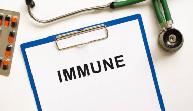 Dosyadaki steteskopla IMMUNE 'a mesaj at. Tıbbi konsept fotoğrafı