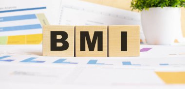 Tahta küplerle ilgili BMI kelimesi. Arka plan bir iş grafikleri. İş ve finans kavramı