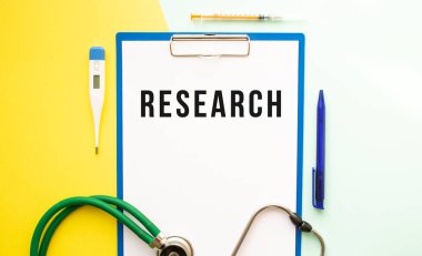 Güzel bir arkaplan üzerinde tıbbi bir klasörde bir antetli metin ara.