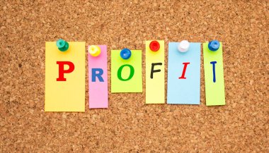 Tahtaya yapıştırılmış harflerle renklendirilmiş notlar. Sözcük Kârı.