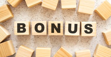 BONUS sözcüğü, üzerinde harfler olan tahta küplerden oluşur..