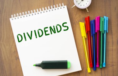 Üzerinde beyaz bir çarşaf üzerinde 