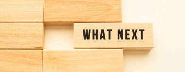 Beyaz bir masanın üzerinde duran tahta şeritteki hangi metin. Kavram.