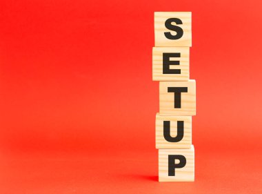 Sözcüklerle hazırlanmış tahta küpler. Tasarım ve konseptin için. Kırmızı arka planda tahta küpler. Solda boş alan.