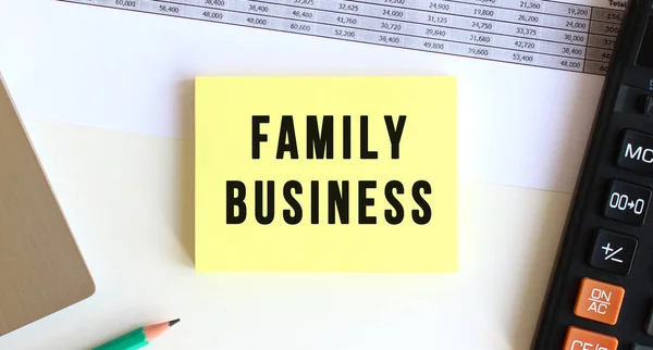 Σημειωματάριο Κείμενο Οικογενειακη Επιχειρηση Στην Επιφάνεια Εργασίας Κοντά Στο Laptop — Φωτογραφία Αρχείου