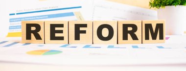 Tahta küplerle ilgili yeni bir kelime. Arka plan bir iş grafikleri. Finans kavramı