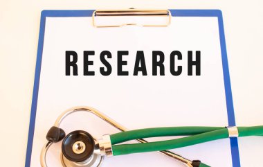 REARCH - Tıbbi klasörde belgeler ve beyaz arkaplanda steteskop var. Tıbbi konsept.