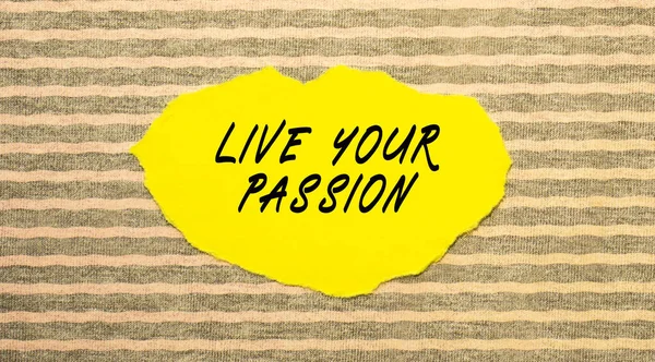 Gelbes Zerrissenes Papier Mit Dem Text Live Your Passion Auf — Stockfoto