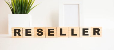 Beyaz bir masanın üzerinde harfler olan tahta küpler. Kelime 