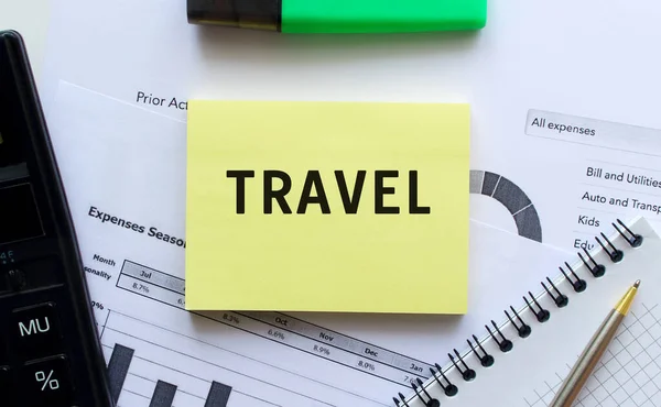 テキストオフィスデスクの財務チャートに横たわっているメモ帳のページ上の旅行 計算機の近くだ 事業概念 — ストック写真
