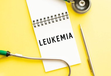 LEUKEMIA, kalem ve steteskopun yanındaki renk masasının üzerindeki bir deftere yazılmıştır. Tıbbi konsept